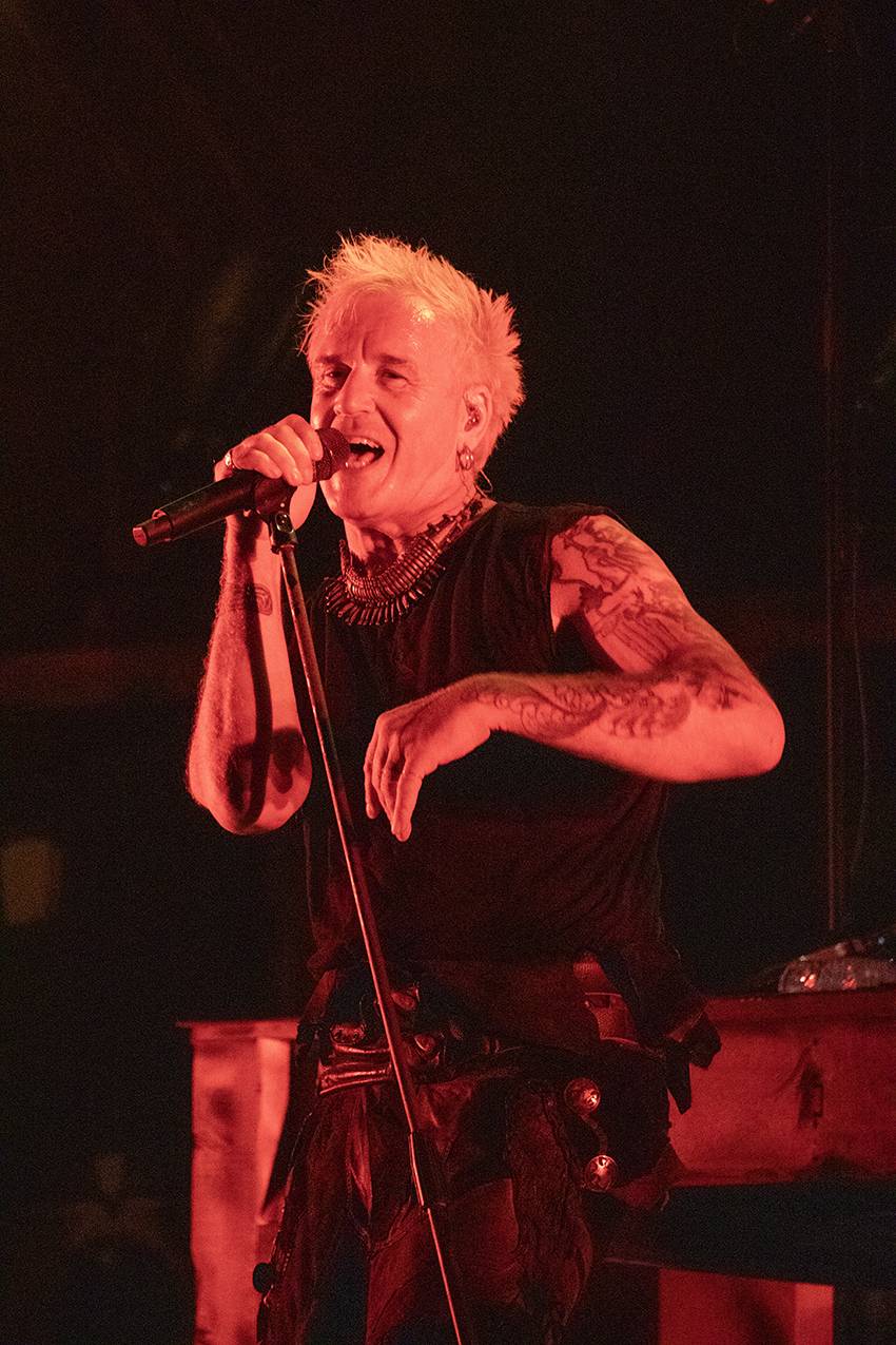 Pekelný pátek na Basinfirefestu. Gutalax rozpoutal naprostý chaos, temný set odehráli Kataklysm a svými magickými tóny bavili i Deloraine