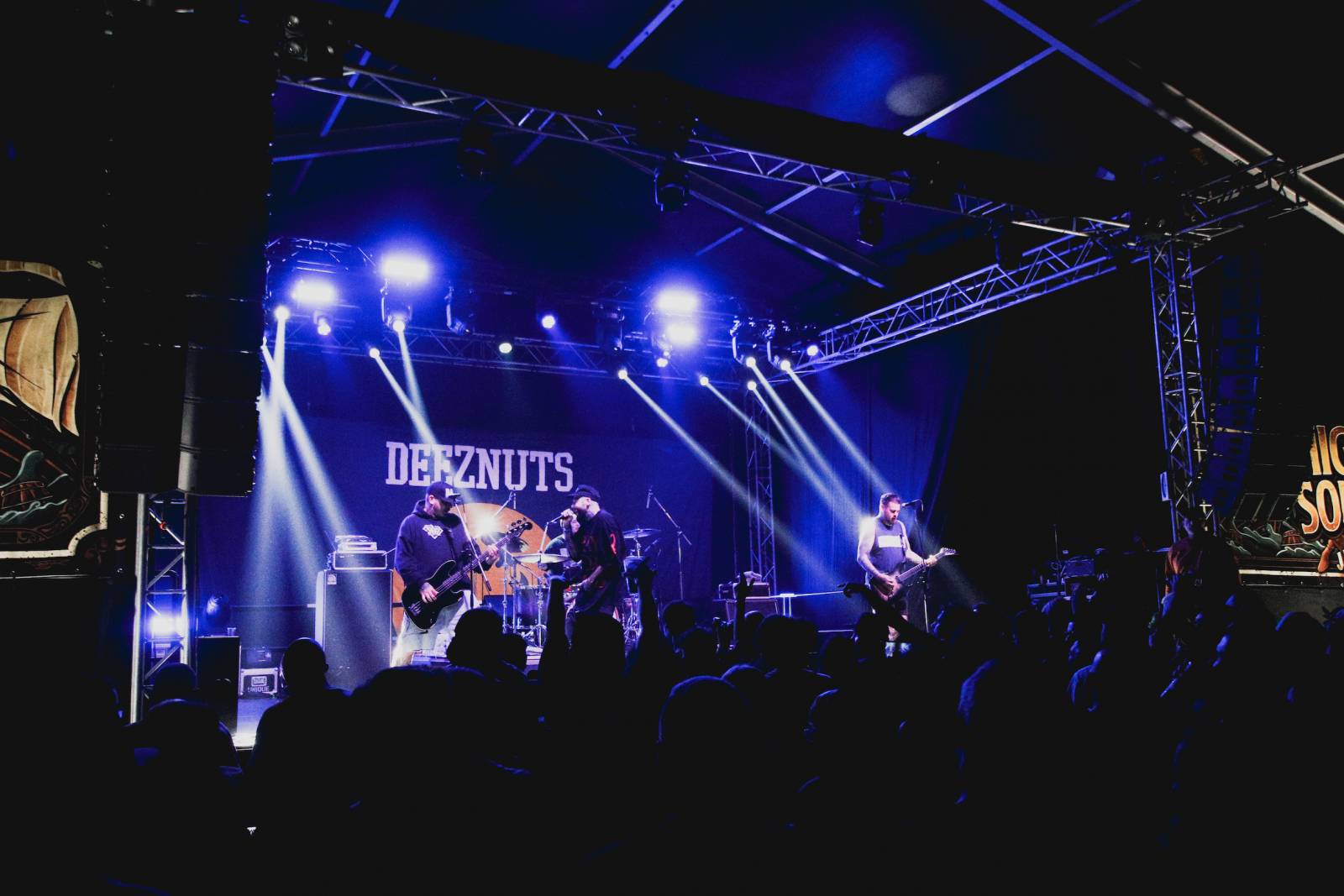 Mighty Sounds, den první: Legendární Cock Sparrer, srdíčkoví Polar a australské krysičky Dune Rats