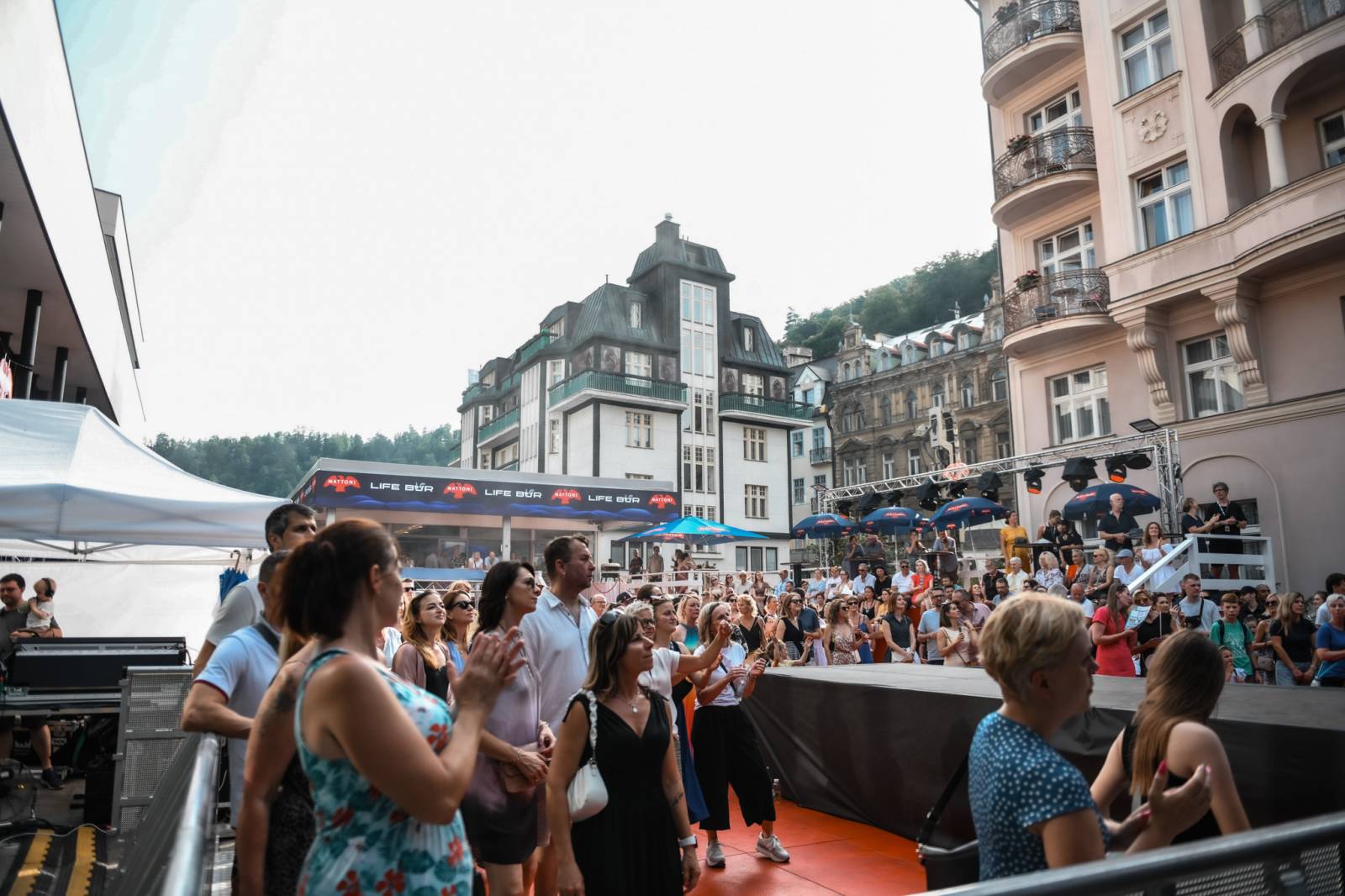 Na Mattoni Life Baru ve Varech to žije, nabízí koncerty i módní přehlídky