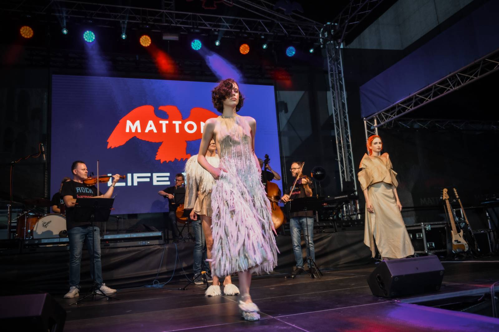 Na Mattoni Life Baru ve Varech to žije, nabízí koncerty i módní přehlídky