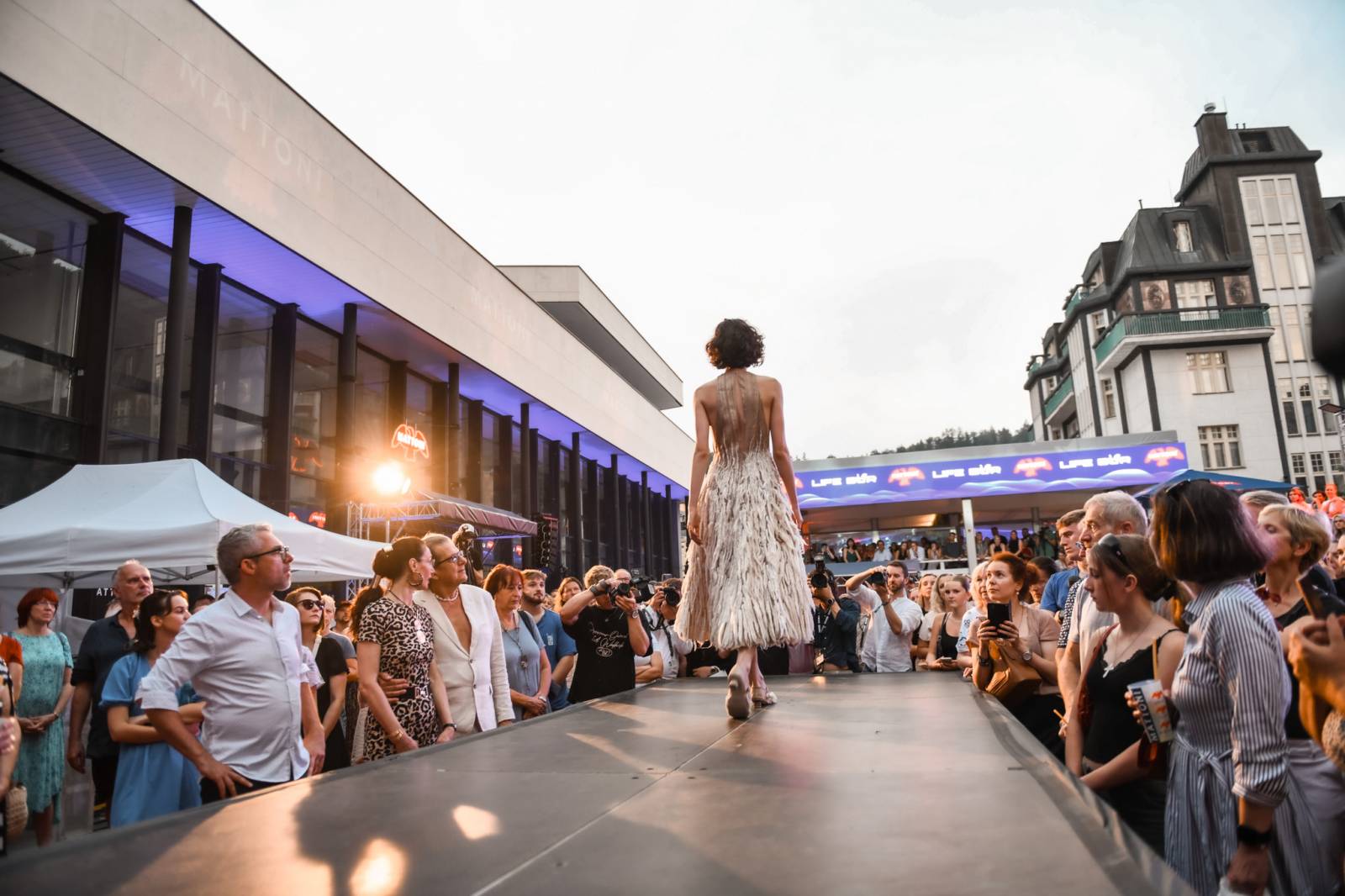 Na Mattoni Life Baru ve Varech to žije, nabízí koncerty i módní přehlídky