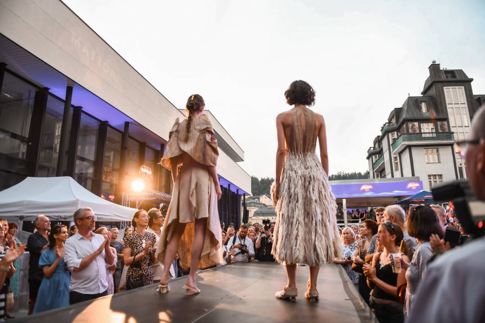 Na Mattoni Life Baru ve Varech to žije, nabízí koncerty i módní přehlídky