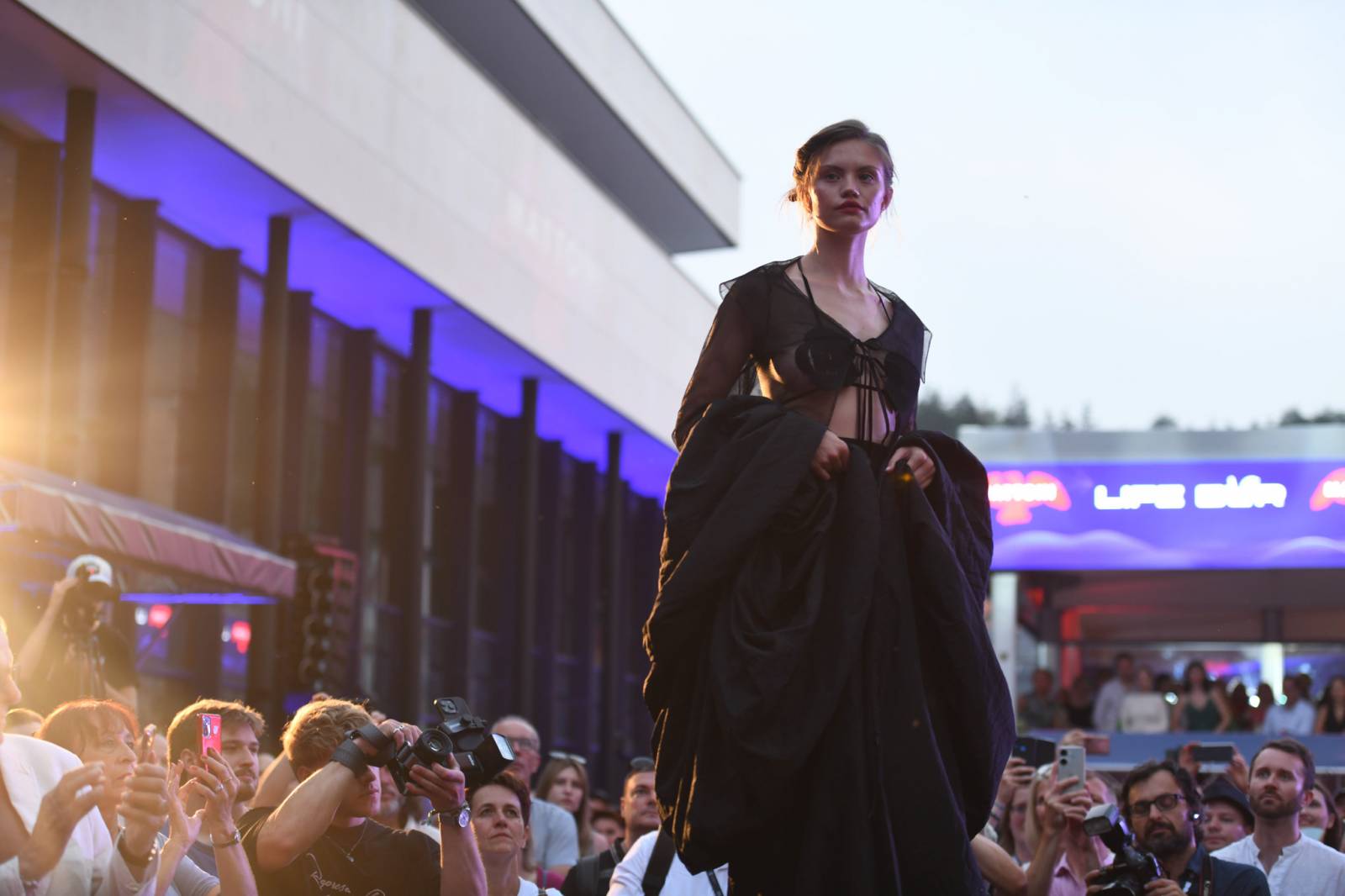 Na Mattoni Life Baru ve Varech to žije, nabízí koncerty i módní přehlídky