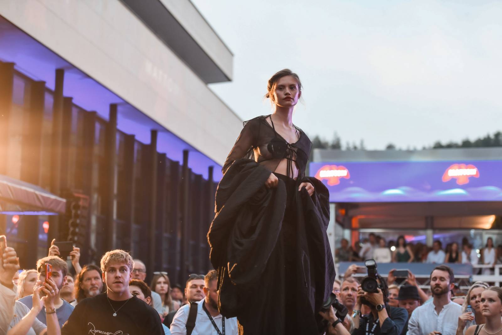 Na Mattoni Life Baru ve Varech to žije, nabízí koncerty i módní přehlídky