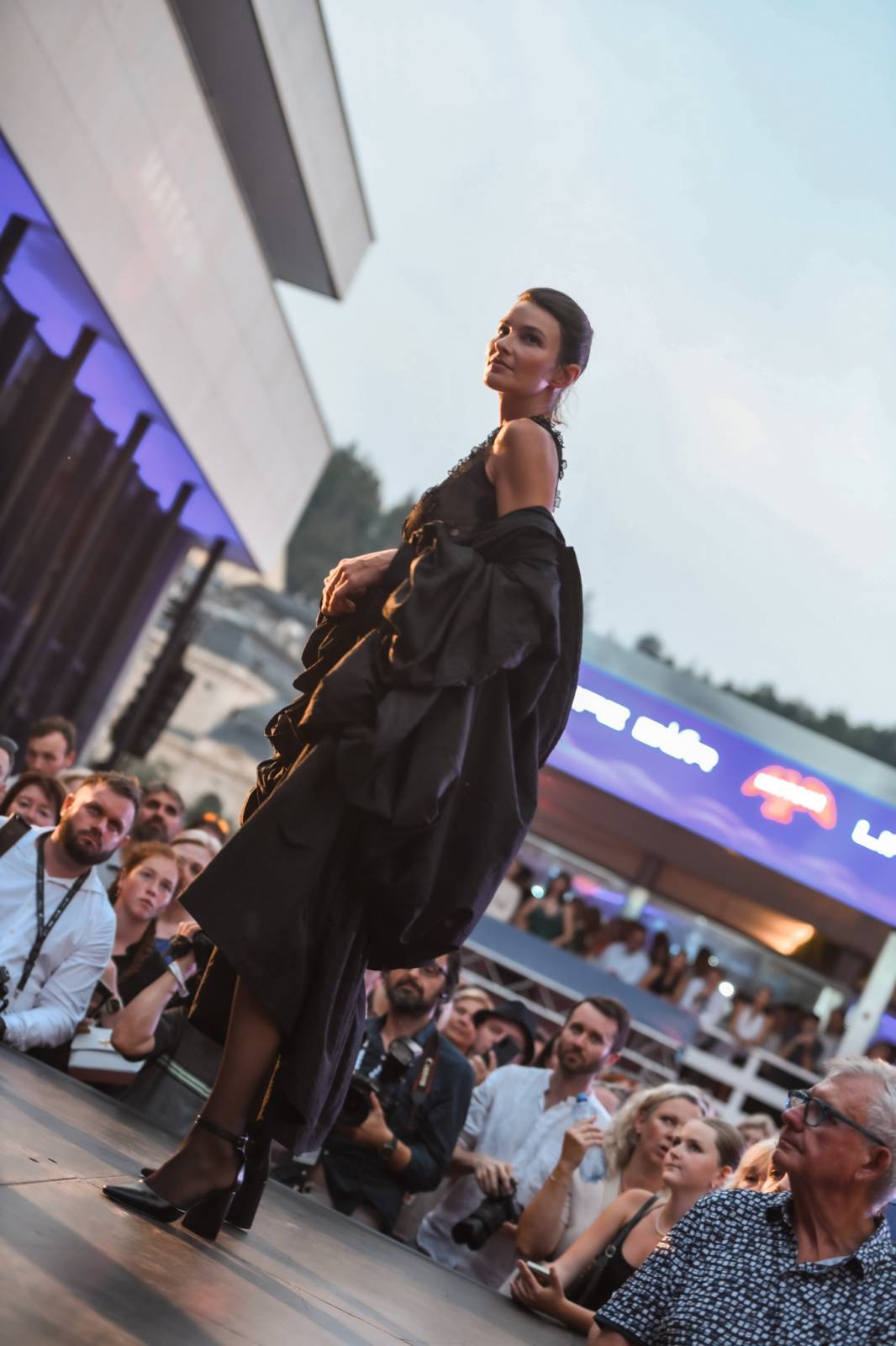 Na Mattoni Life Baru ve Varech to žije, nabízí koncerty i módní přehlídky