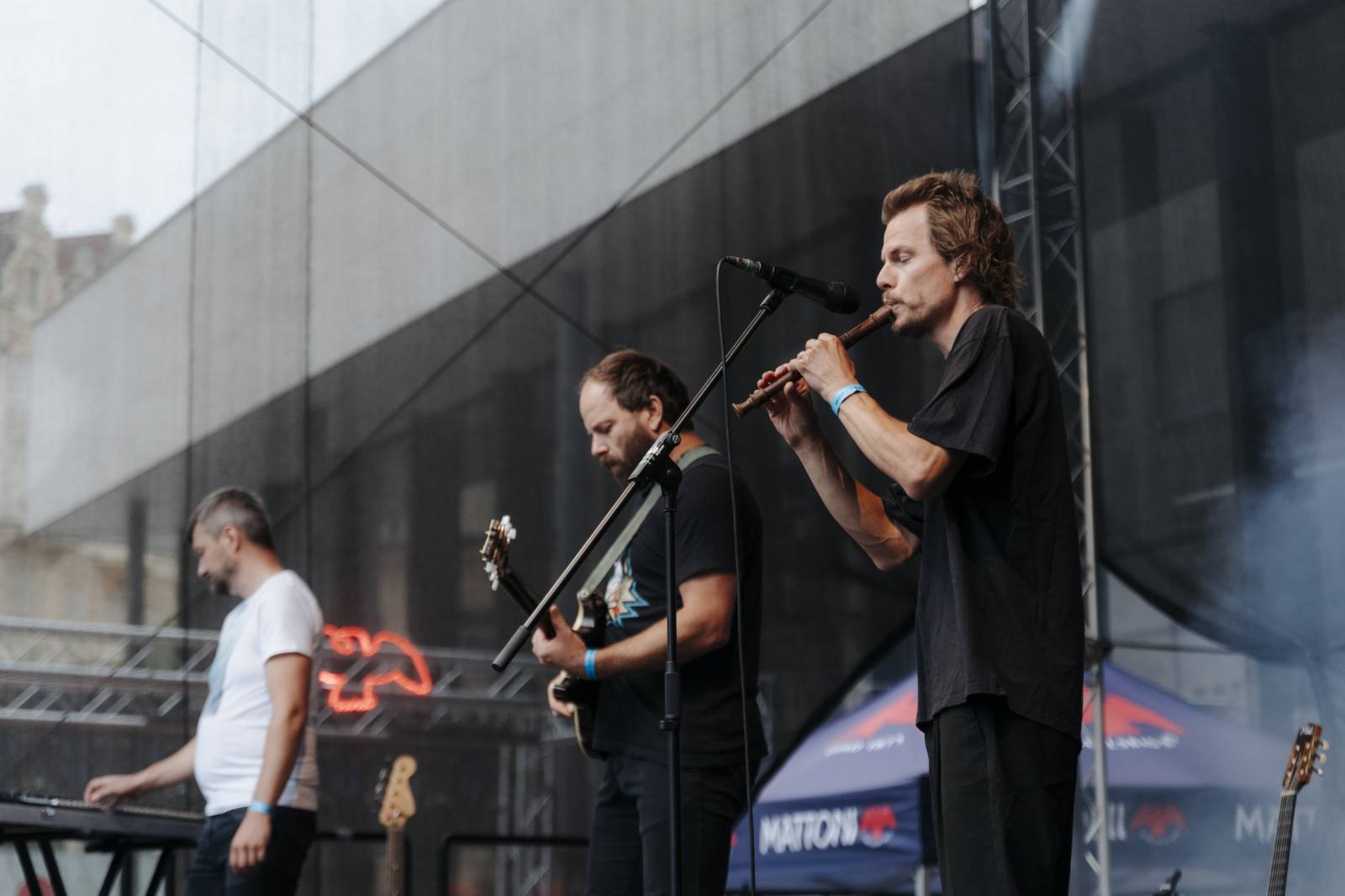 V Karlových Varech převzali stráž Zrní a Kapitán Demo, na koncertech měli plno