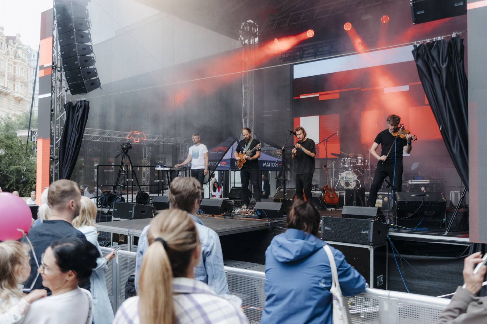 V Karlových Varech převzali stráž Zrní a Kapitán Demo, na koncertech měli plno