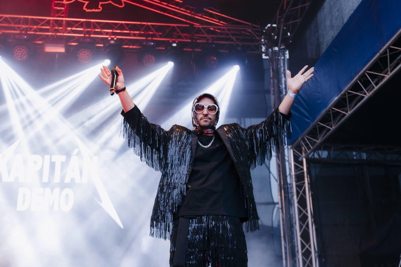 V Karlových Varech převzali stráž Zrní a Kapitán Demo, na koncertech měli plno