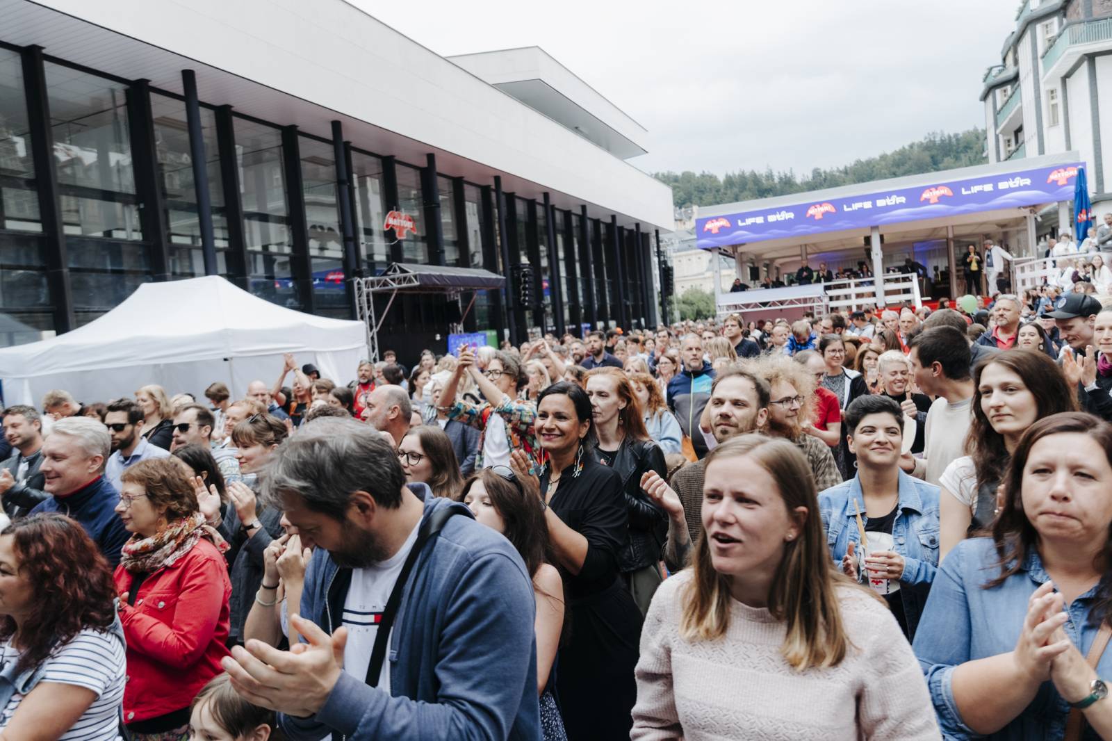 V Karlových Varech převzali stráž Zrní a Kapitán Demo, na koncertech měli plno