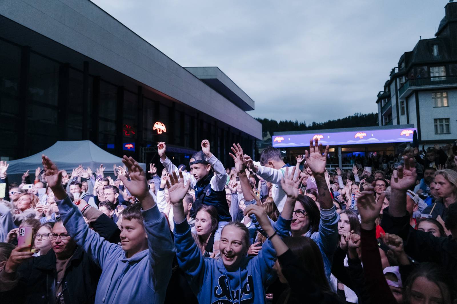 V Karlových Varech převzali stráž Zrní a Kapitán Demo, na koncertech měli plno