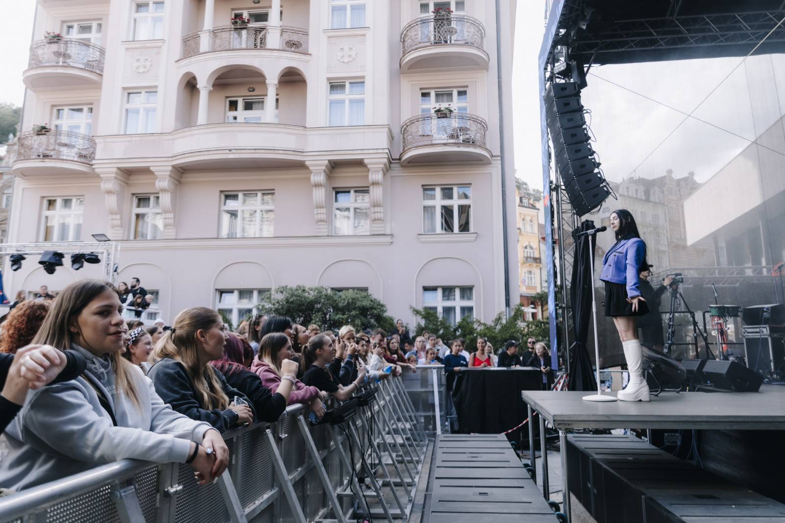 Pam Rabbit nechala Karlovy Vary nahlédnout do své duše, nadchl i Dan Bárta s Illustratosphere