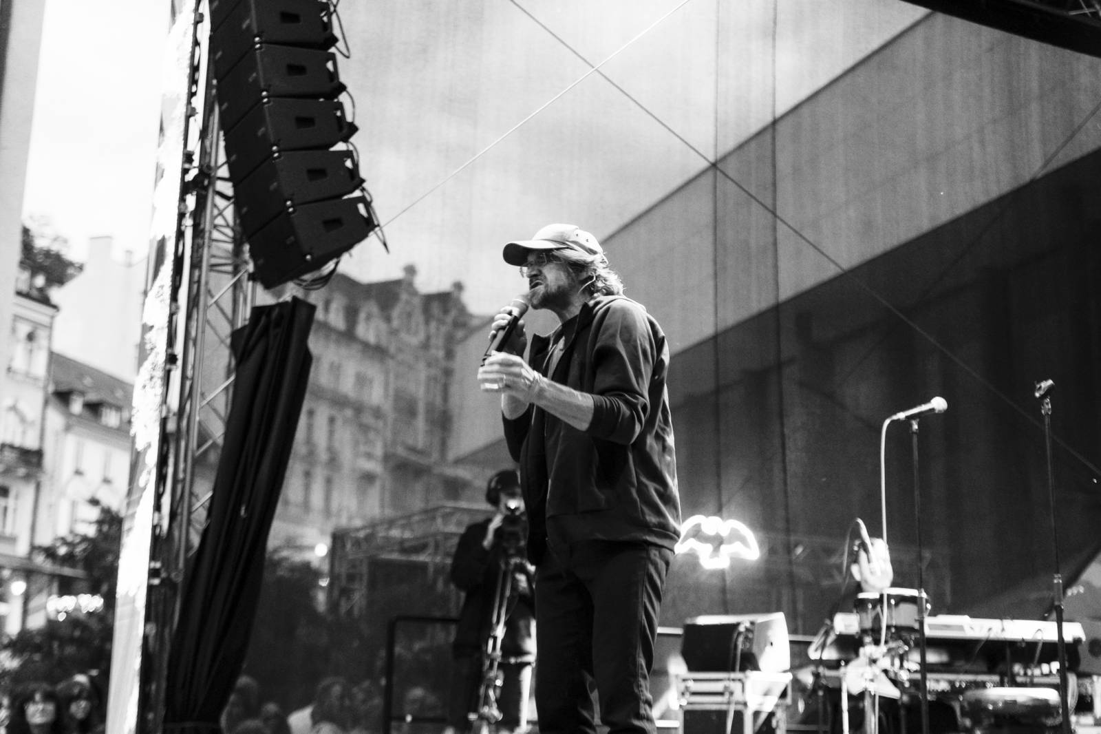 Pam Rabbit nechala Karlovy Vary nahlédnout do své duše, nadchl i Dan Bárta s Illustratosphere