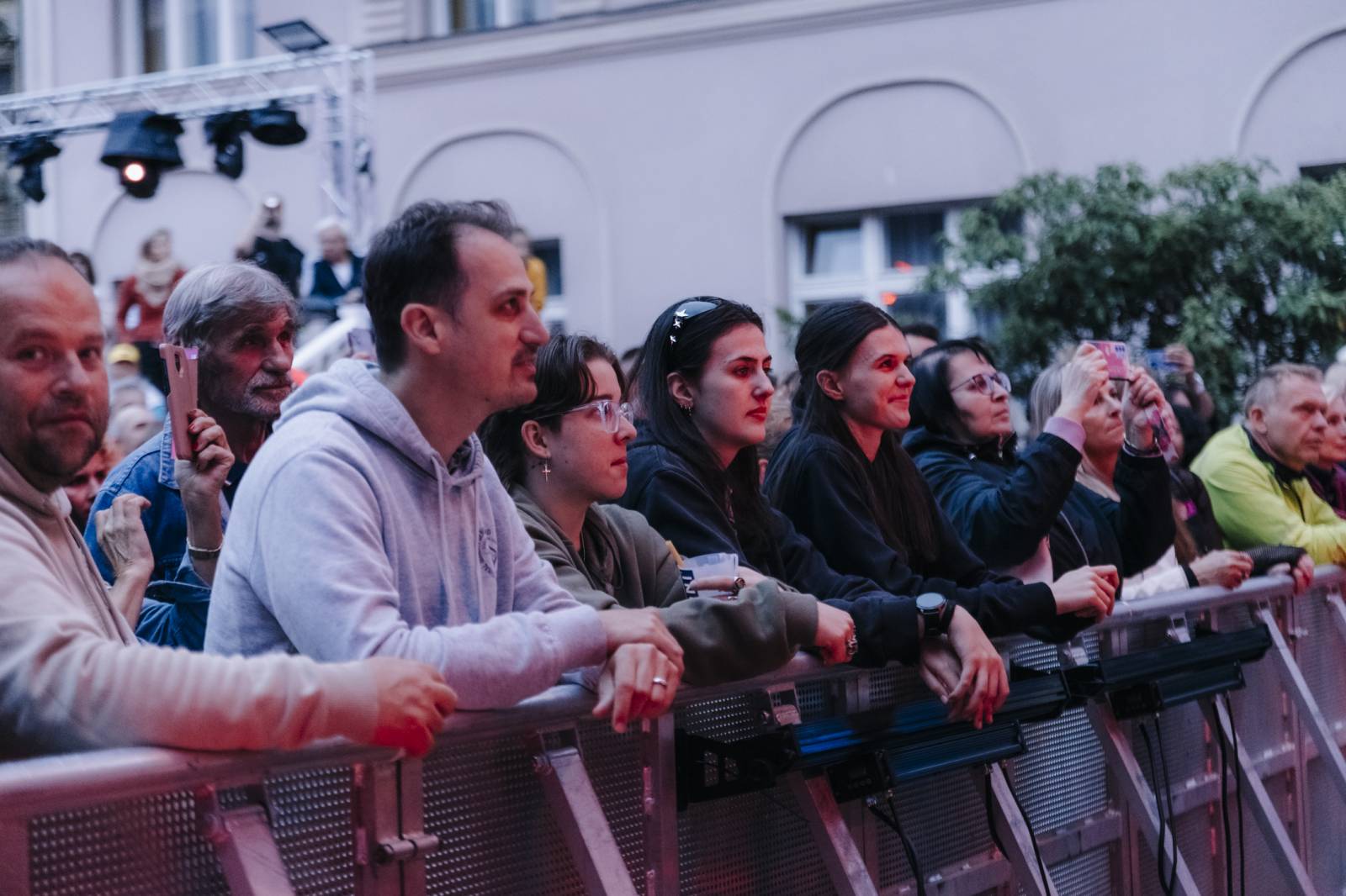 Pam Rabbit nechala Karlovy Vary nahlédnout do své duše, nadchl i Dan Bárta s Illustratosphere