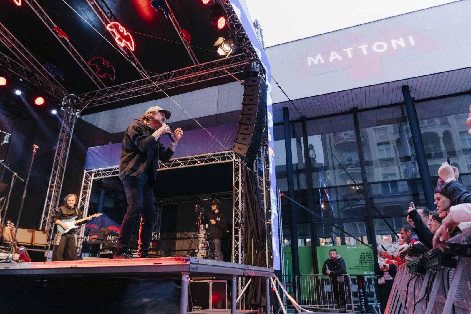 Pam Rabbit nechala Karlovy Vary nahlédnout do své duše, nadchl i Dan Bárta s Illustratosphere