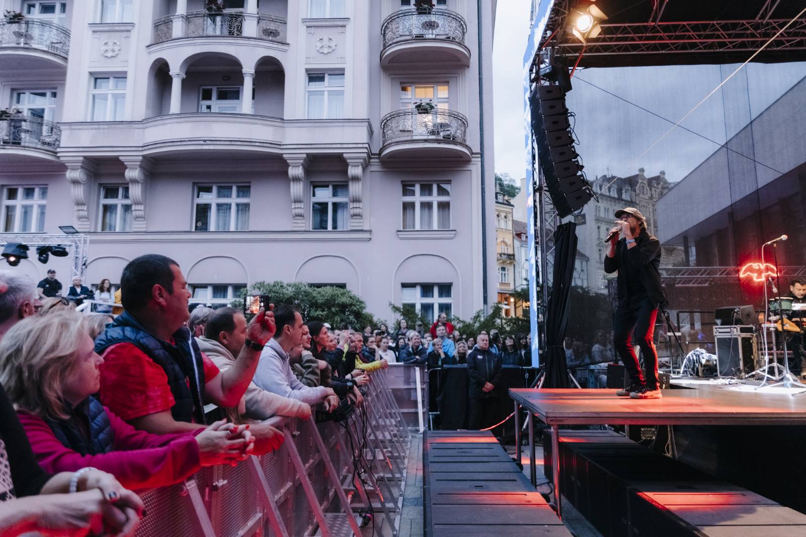 Pam Rabbit nechala Karlovy Vary nahlédnout do své duše, nadchl i Dan Bárta s Illustratosphere