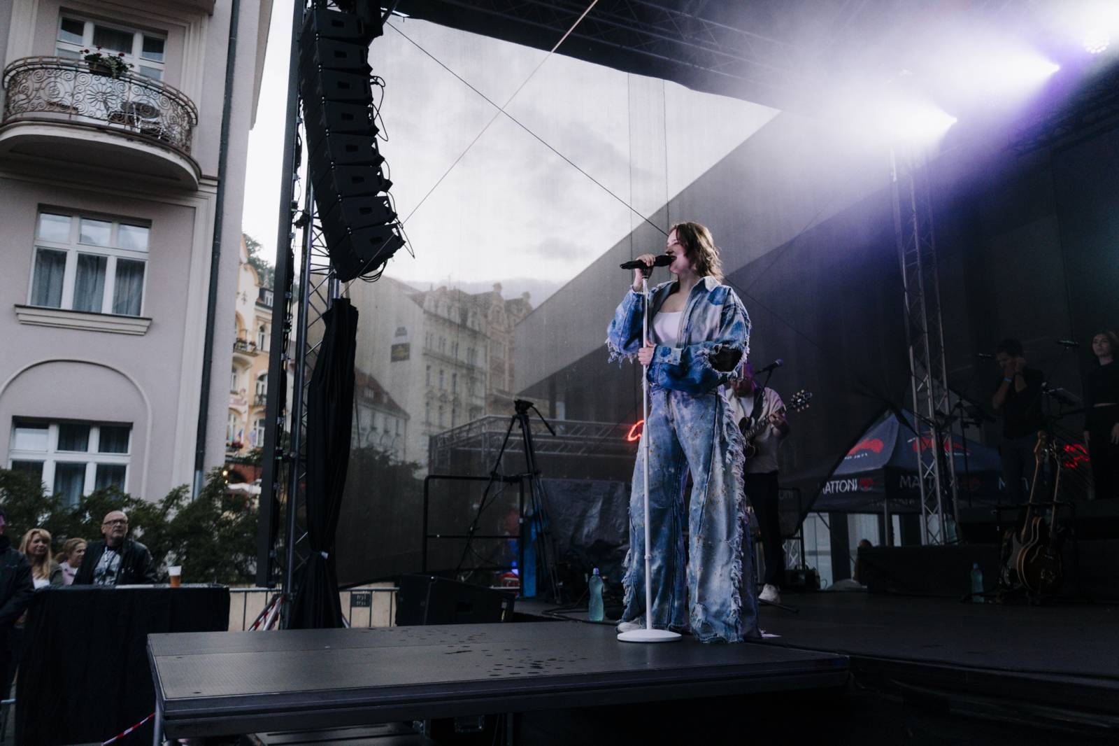 U Vřídla ve Varech se opět tancovalo. Tentokrát na písně We Are Domi a Nedivoč