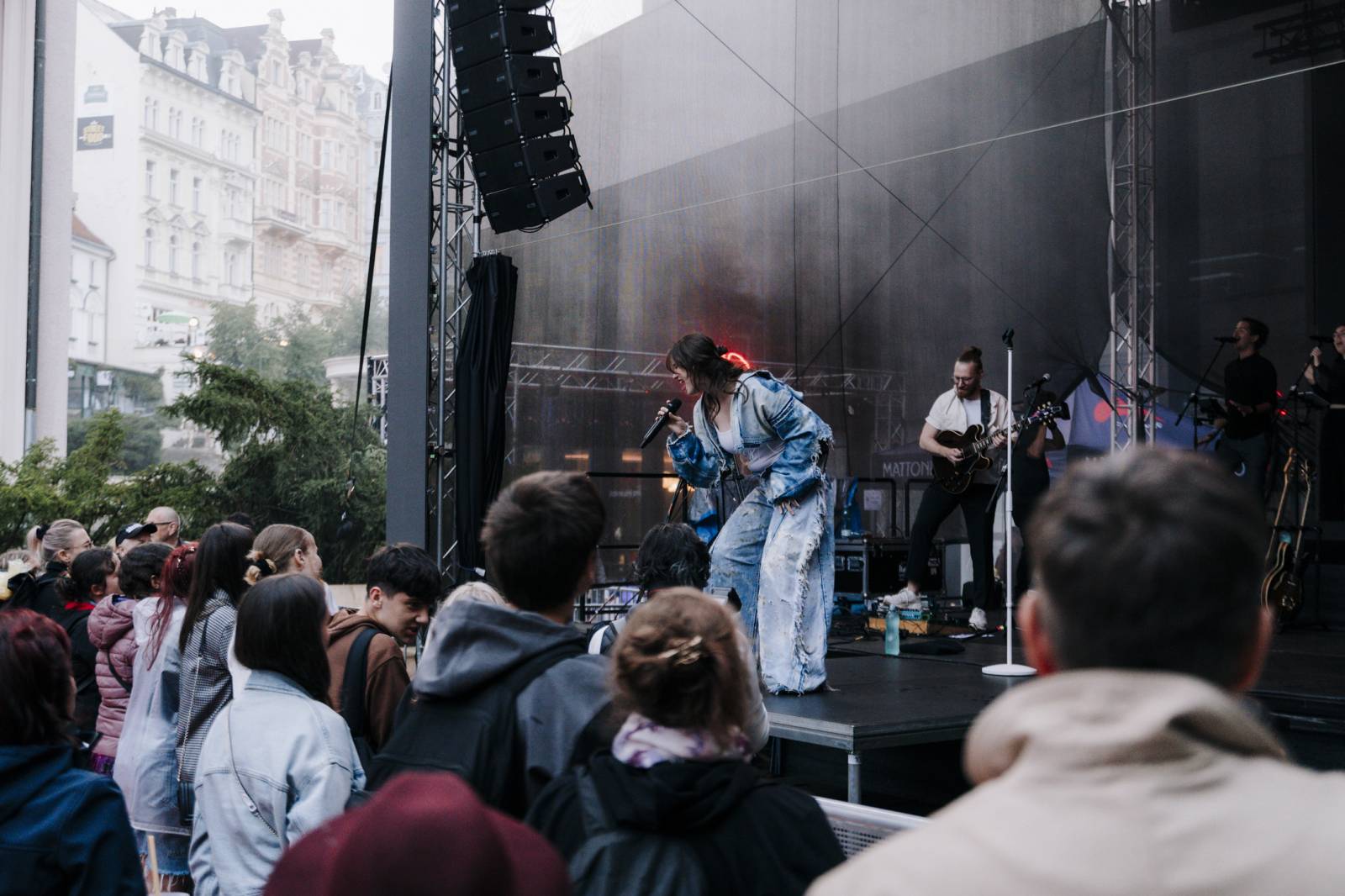 U Vřídla ve Varech se opět tancovalo. Tentokrát na písně We Are Domi a Nedivoč