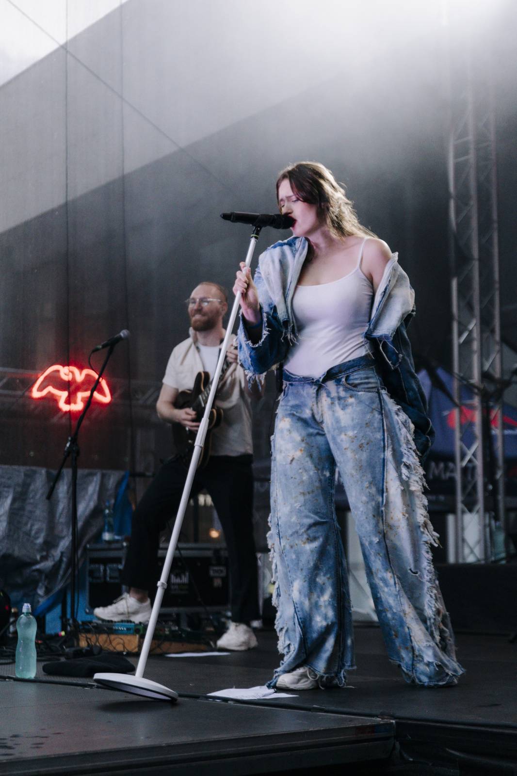 U Vřídla ve Varech se opět tancovalo. Tentokrát na písně We Are Domi a Nedivoč