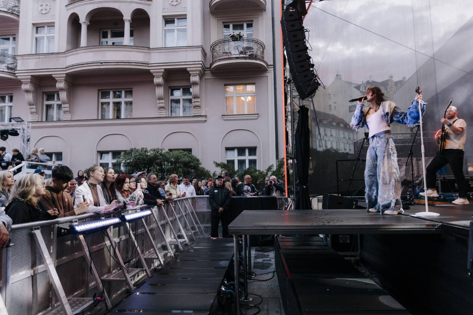 U Vřídla ve Varech se opět tancovalo. Tentokrát na písně We Are Domi a Nedivoč