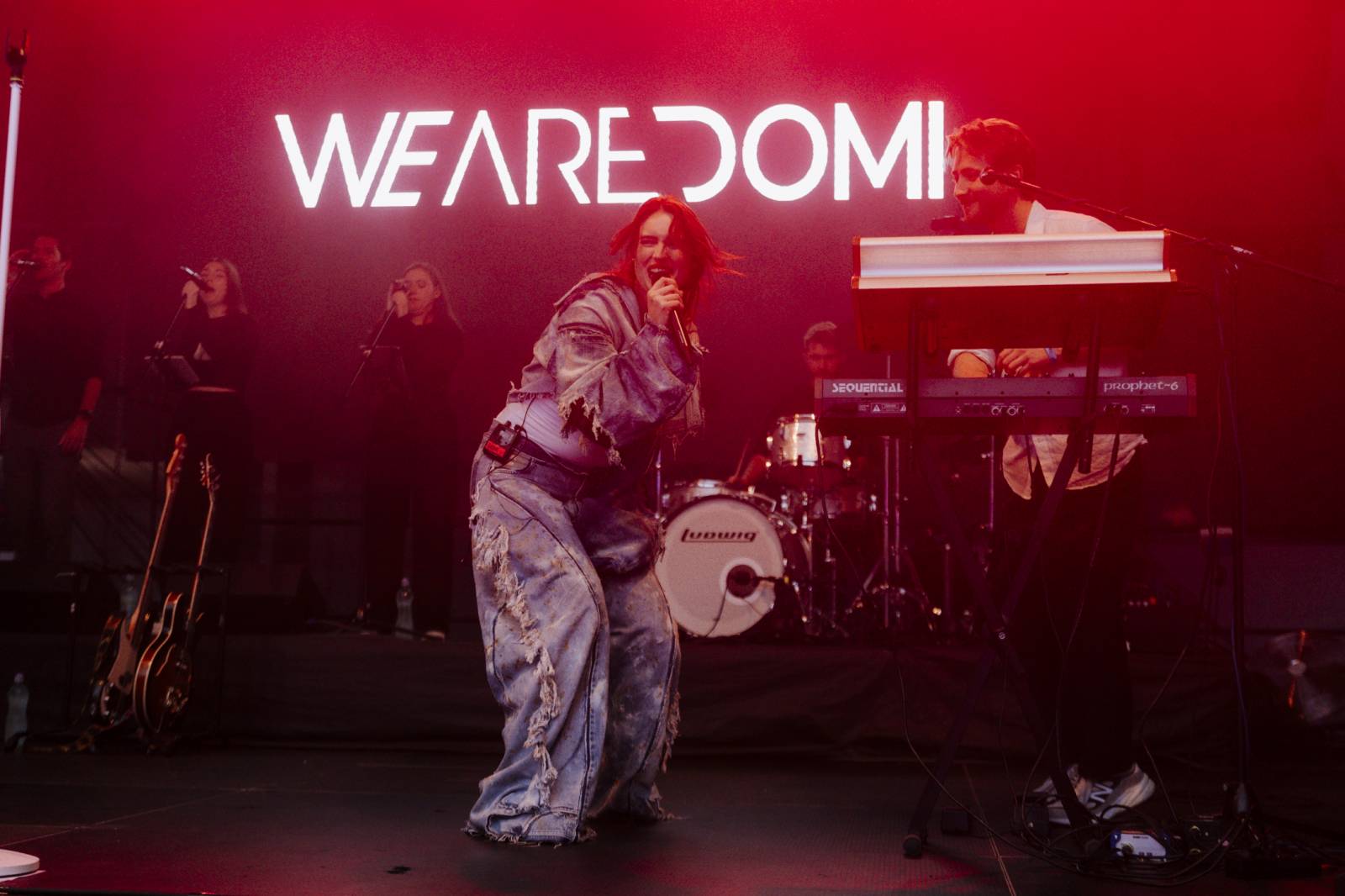 U Vřídla ve Varech se opět tancovalo. Tentokrát na písně We Are Domi a Nedivoč