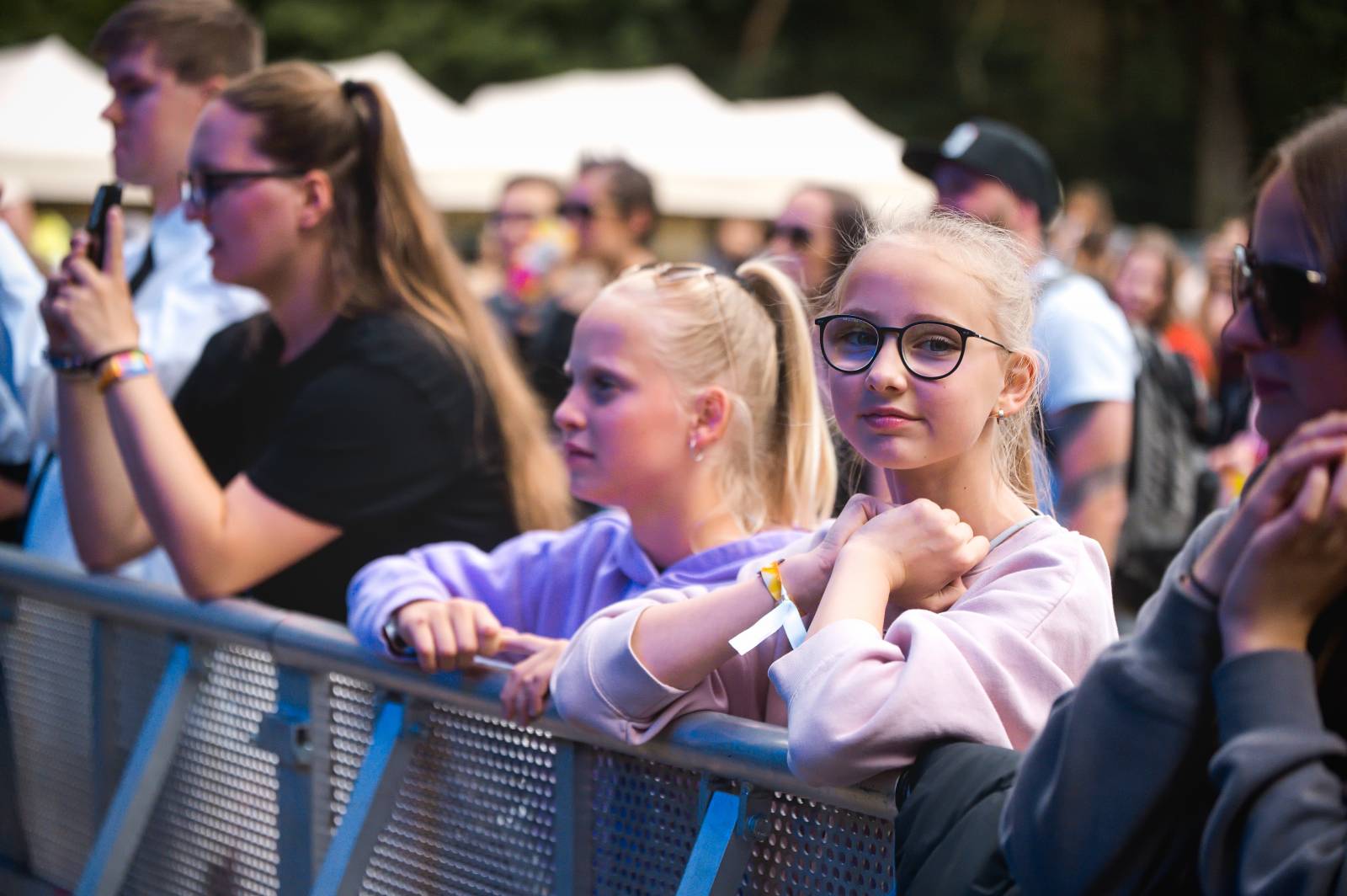 Tomáš Klus vyrazil v Jihlavě do publika, druhý den na Vysočina Festu hráli i PSH, Tři sestry či Ben Cristovao
