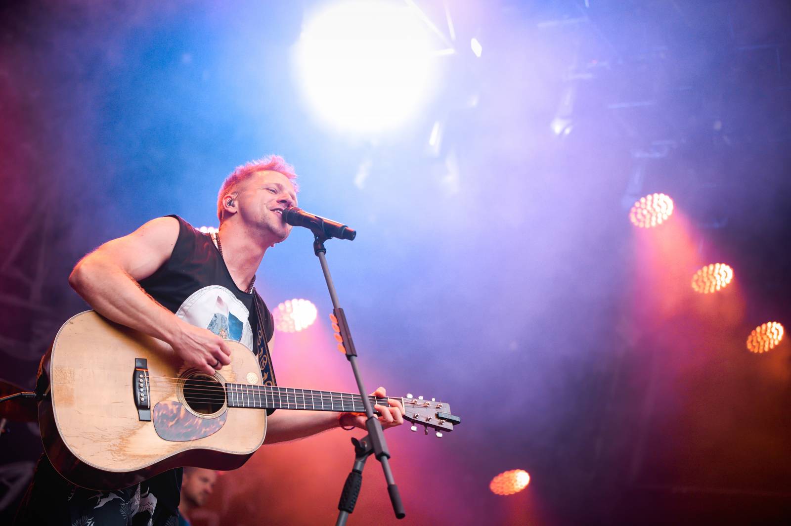 Tomáš Klus vyrazil v Jihlavě do publika, druhý den na Vysočina Festu hráli i PSH, Tři sestry či Ben Cristovao