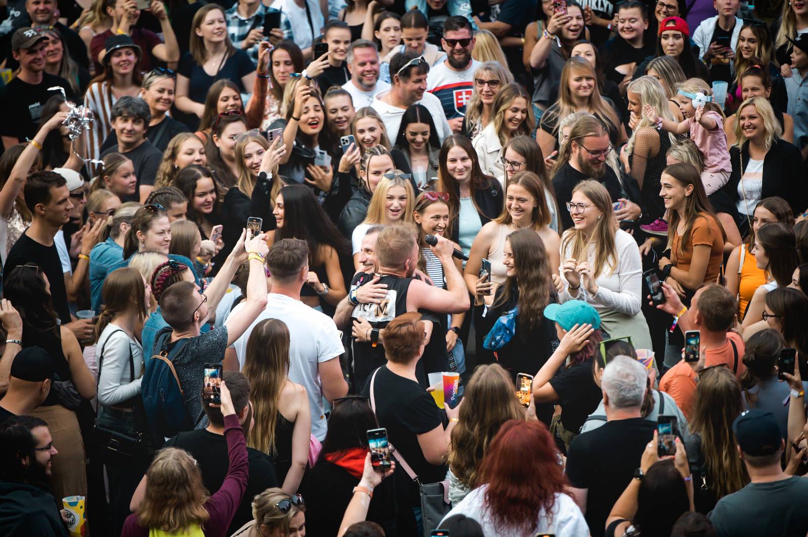 Tomáš Klus vyrazil v Jihlavě do publika, druhý den na Vysočina Festu hráli i PSH, Tři sestry či Ben Cristovao