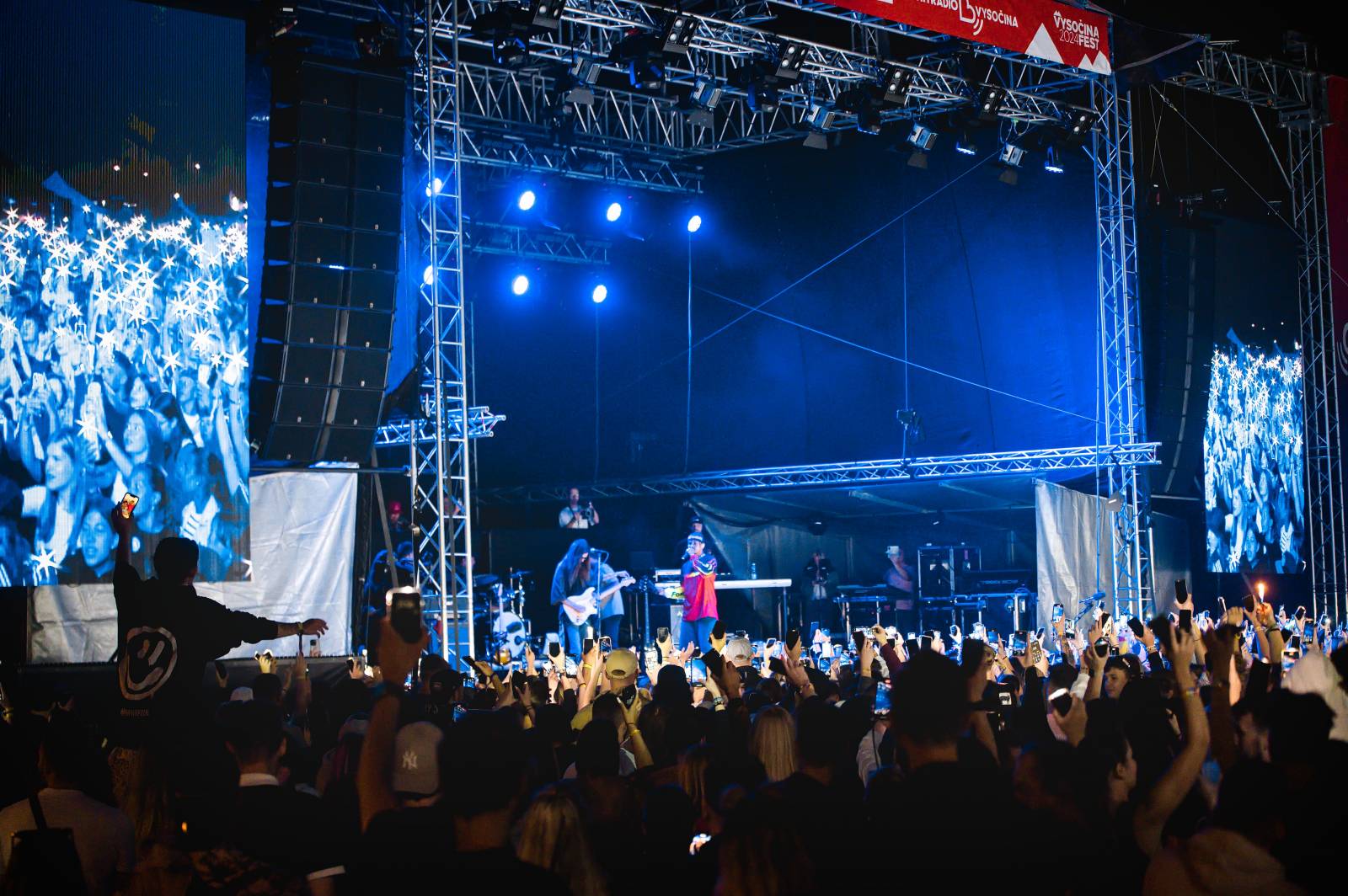 Tomáš Klus vyrazil v Jihlavě do publika, druhý den na Vysočina Festu hráli i PSH, Tři sestry či Ben Cristovao