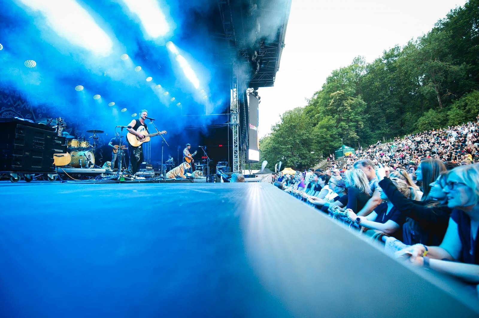 Tomáš Klus vyrazil v Jihlavě do publika, druhý den na Vysočina Festu hráli i PSH, Tři sestry či Ben Cristovao