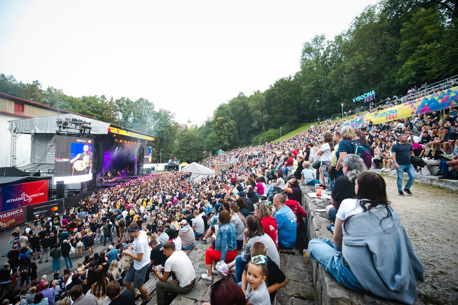 Tomáš Klus vyrazil v Jihlavě do publika, druhý den na Vysočina Festu hráli i PSH, Tři sestry či Ben Cristovao