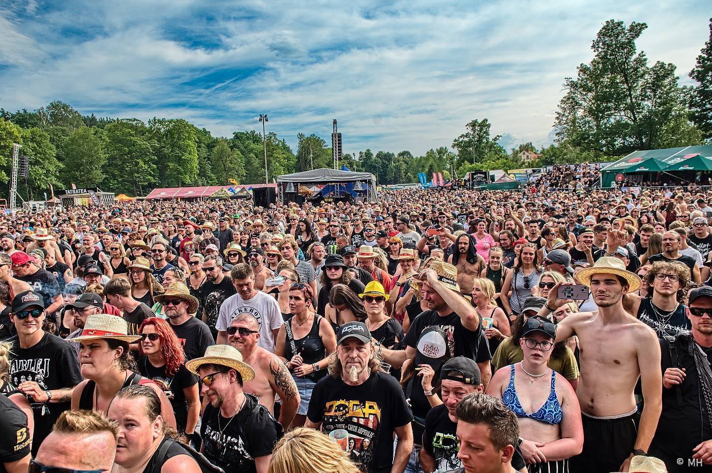 Vyprodaný Pekelný ostrov hostil Dymytry, Alkehol, Tři sestry, Vypsanou fiXu nebo Škwor