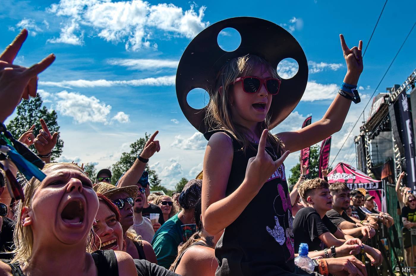 Vyprodaný Pekelný ostrov hostil Dymytry, Alkehol, Tři sestry, Vypsanou fiXu nebo Škwor