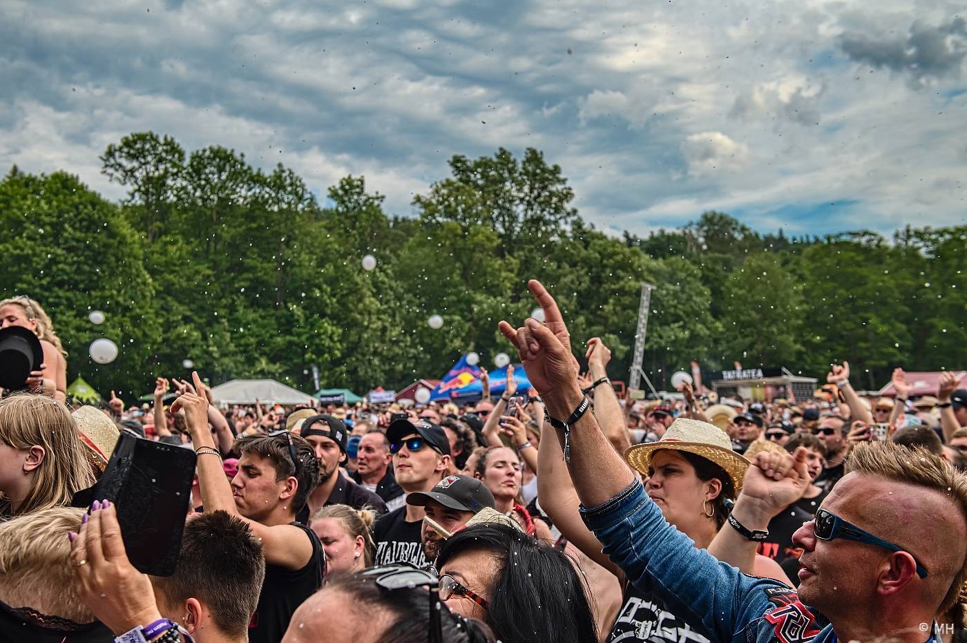 Vyprodaný Pekelný ostrov hostil Dymytry, Alkehol, Tři sestry, Vypsanou fiXu nebo Škwor
