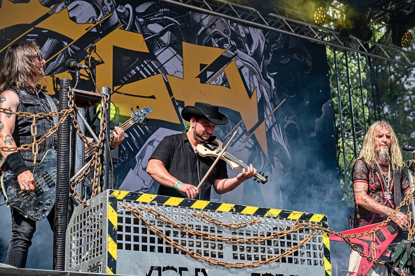 Vyprodaný Pekelný ostrov hostil Dymytry, Alkehol, Tři sestry, Vypsanou fiXu nebo Škwor