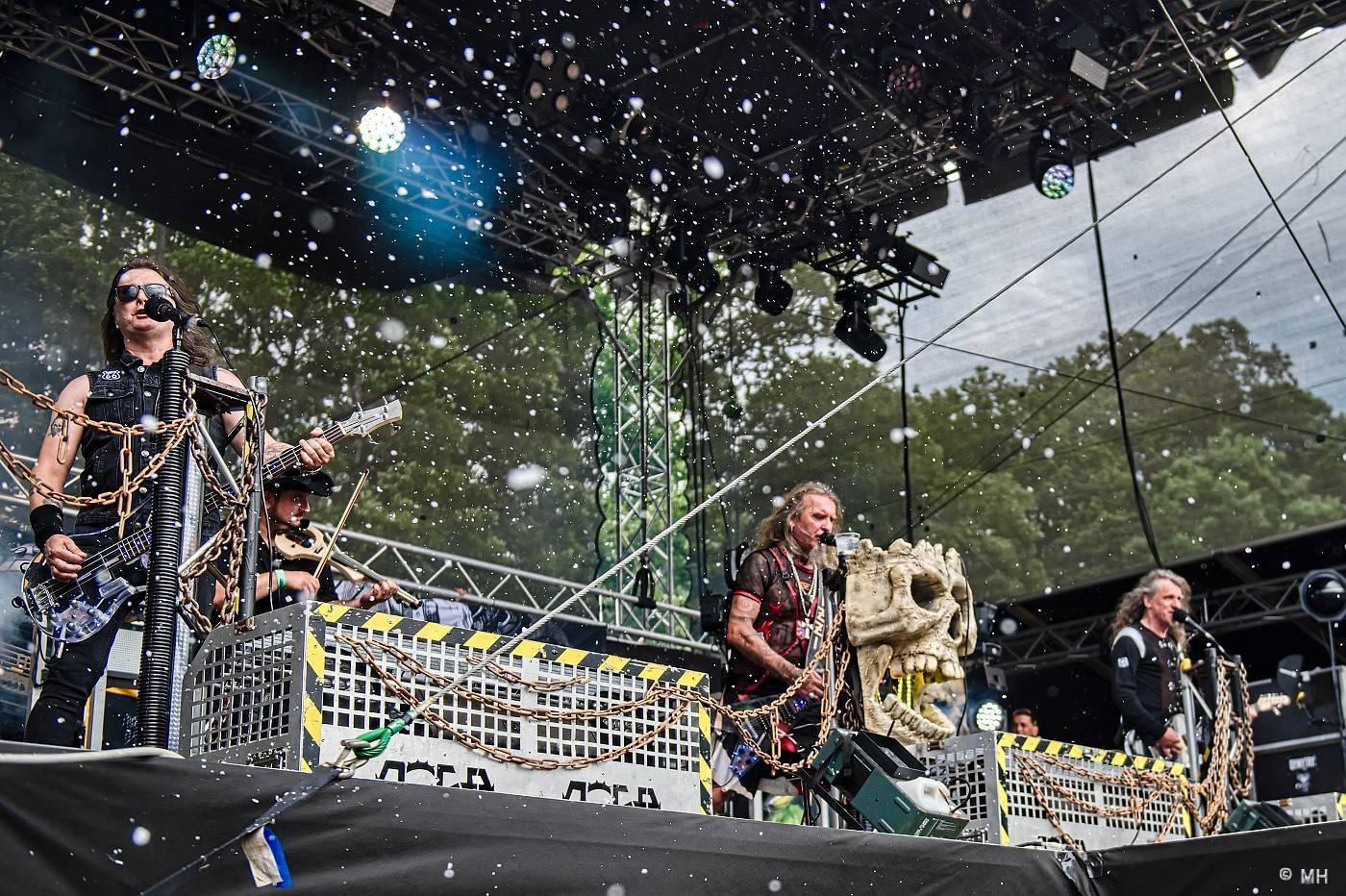 Vyprodaný Pekelný ostrov hostil Dymytry, Alkehol, Tři sestry, Vypsanou fiXu nebo Škwor