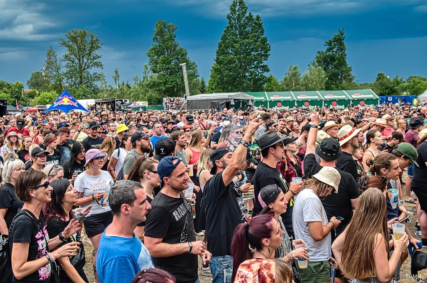 Vyprodaný Pekelný ostrov hostil Dymytry, Alkehol, Tři sestry, Vypsanou fiXu nebo Škwor
