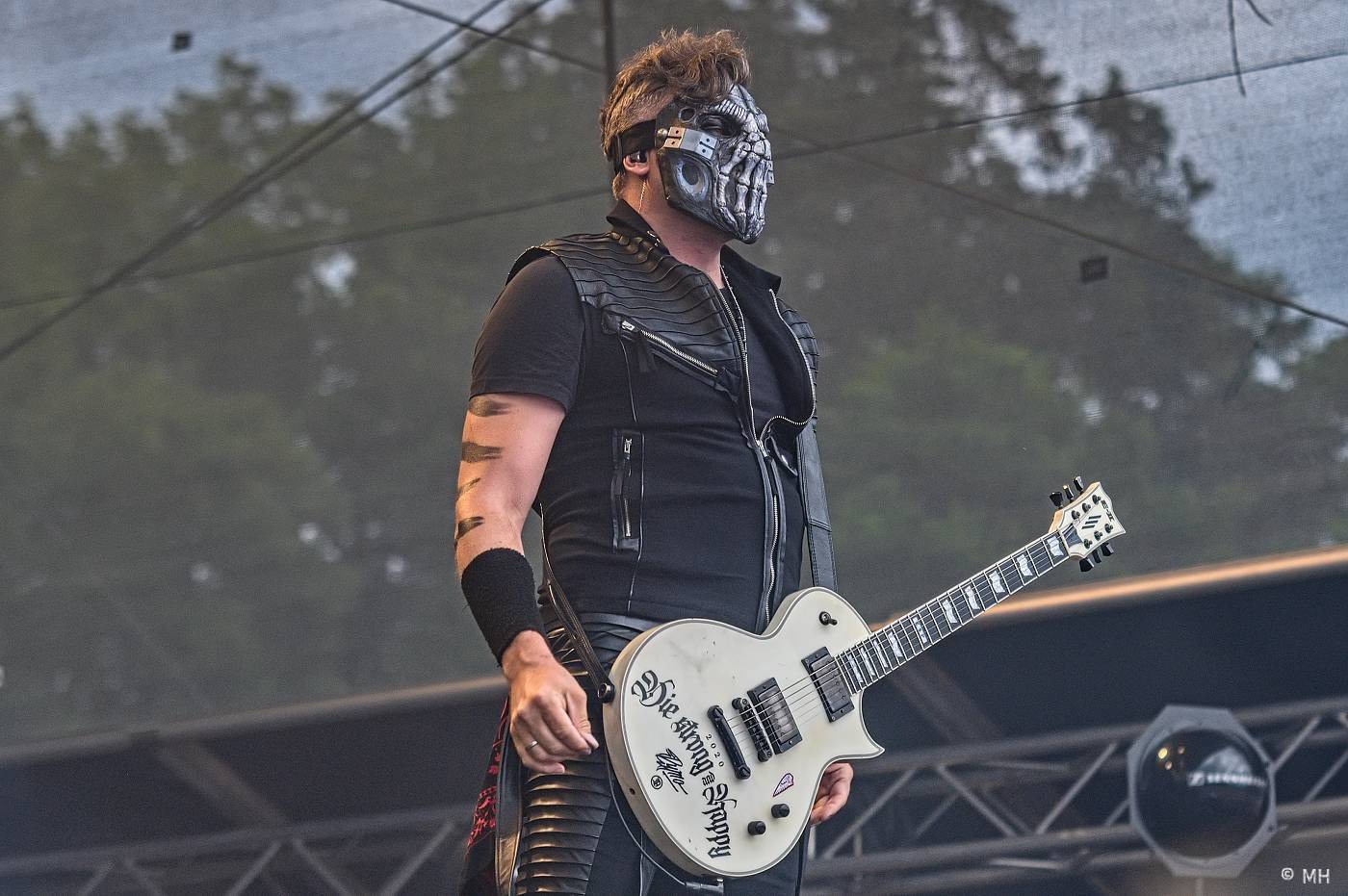 Vyprodaný Pekelný ostrov hostil Dymytry, Alkehol, Tři sestry, Vypsanou fiXu nebo Škwor