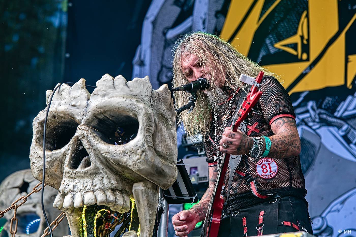 Vyprodaný Pekelný ostrov hostil Dymytry, Alkehol, Tři sestry, Vypsanou fiXu nebo Škwor