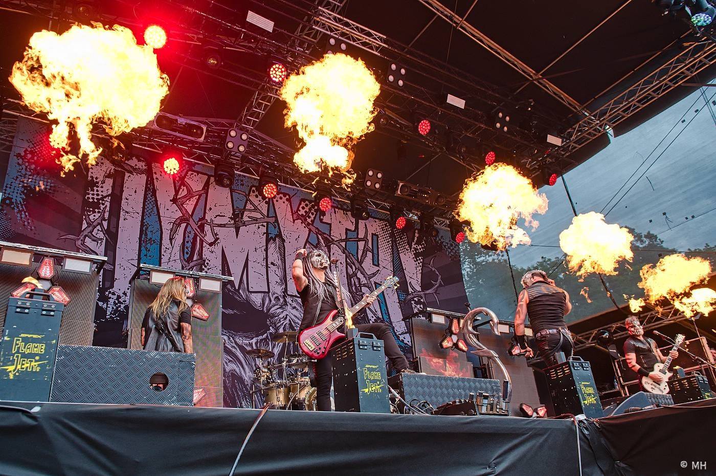 Vyprodaný Pekelný ostrov hostil Dymytry, Alkehol, Tři sestry, Vypsanou fiXu nebo Škwor