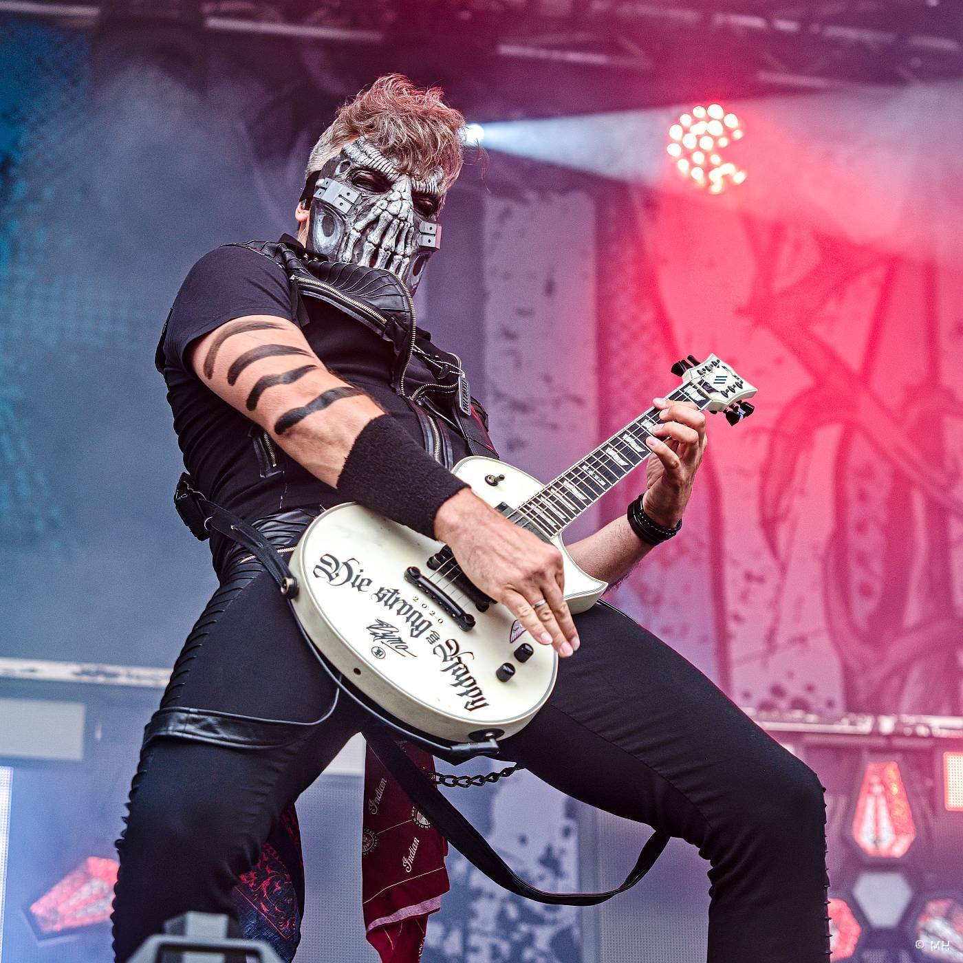 Vyprodaný Pekelný ostrov hostil Dymytry, Alkehol, Tři sestry, Vypsanou fiXu nebo Škwor