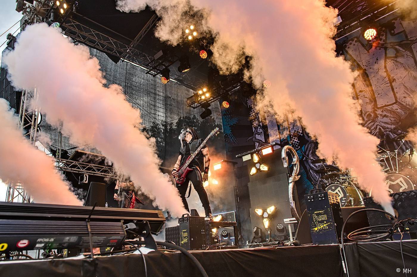 Vyprodaný Pekelný ostrov hostil Dymytry, Alkehol, Tři sestry, Vypsanou fiXu nebo Škwor