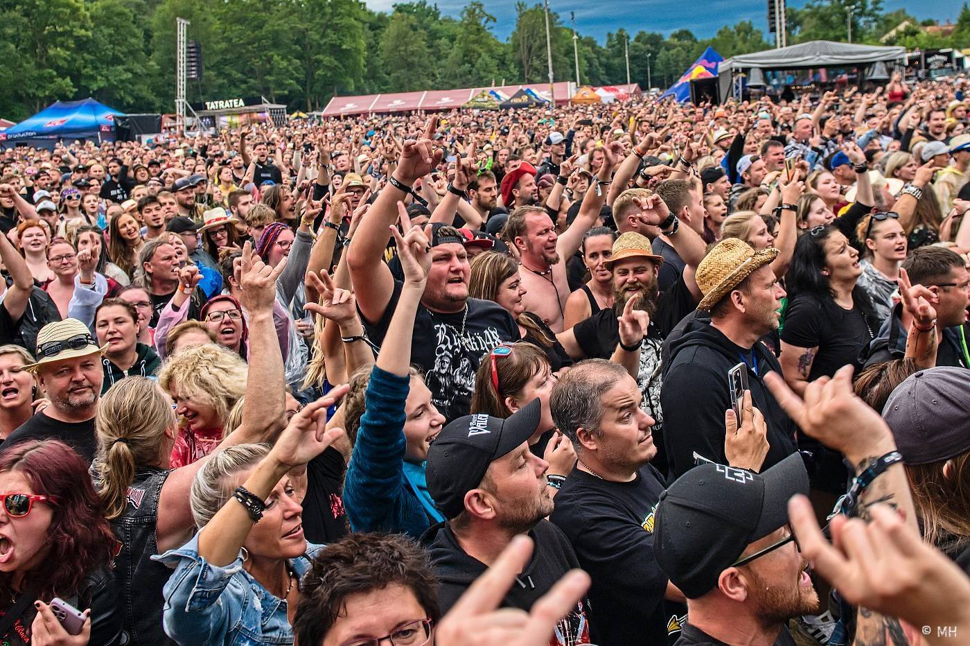 Vyprodaný Pekelný ostrov hostil Dymytry, Alkehol, Tři sestry, Vypsanou fiXu nebo Škwor