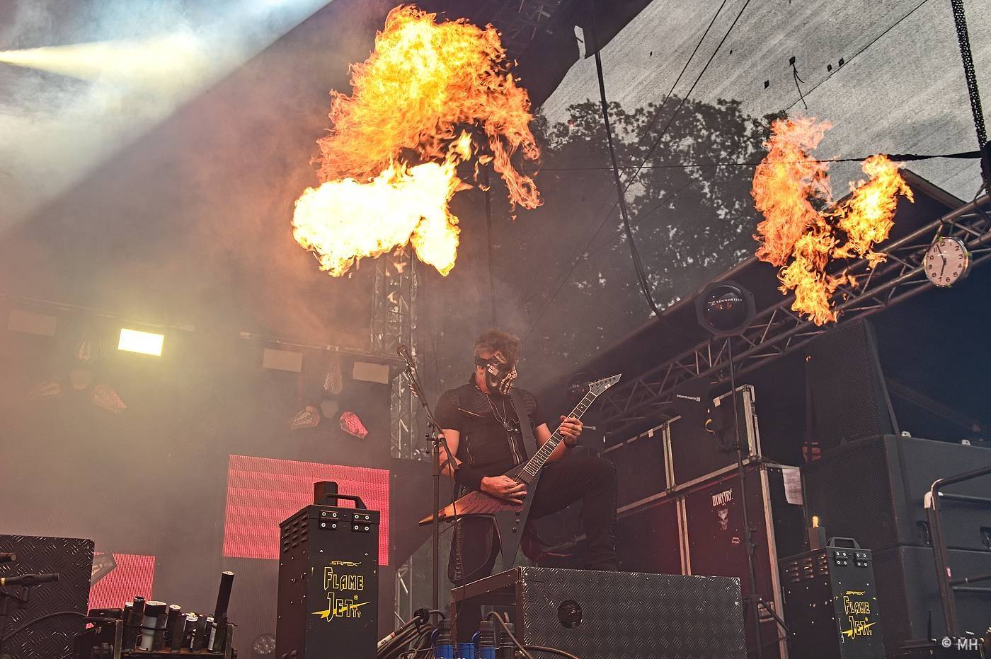 Vyprodaný Pekelný ostrov hostil Dymytry, Alkehol, Tři sestry, Vypsanou fiXu nebo Škwor