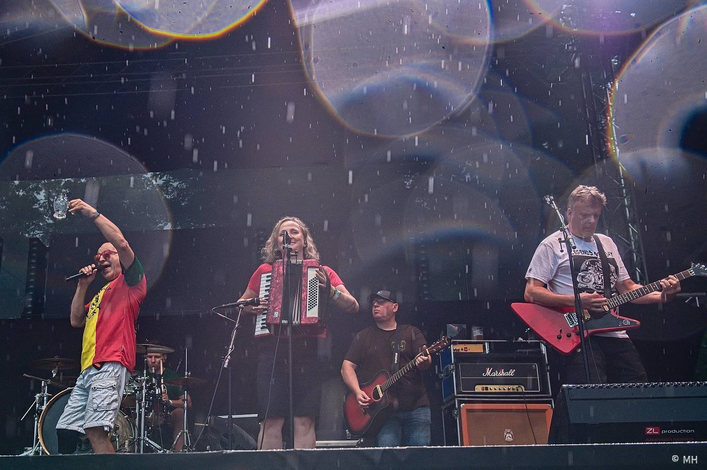 Vyprodaný Pekelný ostrov hostil Dymytry, Alkehol, Tři sestry, Vypsanou fiXu nebo Škwor