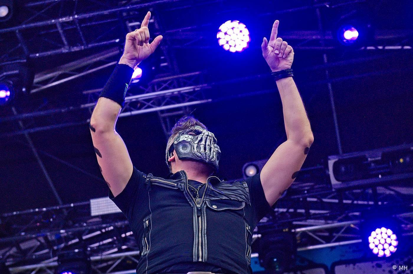 Vyprodaný Pekelný ostrov hostil Dymytry, Alkehol, Tři sestry, Vypsanou fiXu nebo Škwor