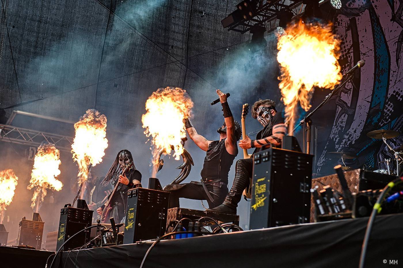 Vyprodaný Pekelný ostrov hostil Dymytry, Alkehol, Tři sestry, Vypsanou fiXu nebo Škwor