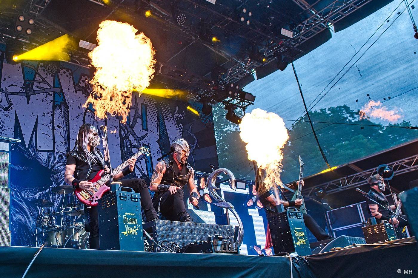 Vyprodaný Pekelný ostrov hostil Dymytry, Alkehol, Tři sestry, Vypsanou fiXu nebo Škwor