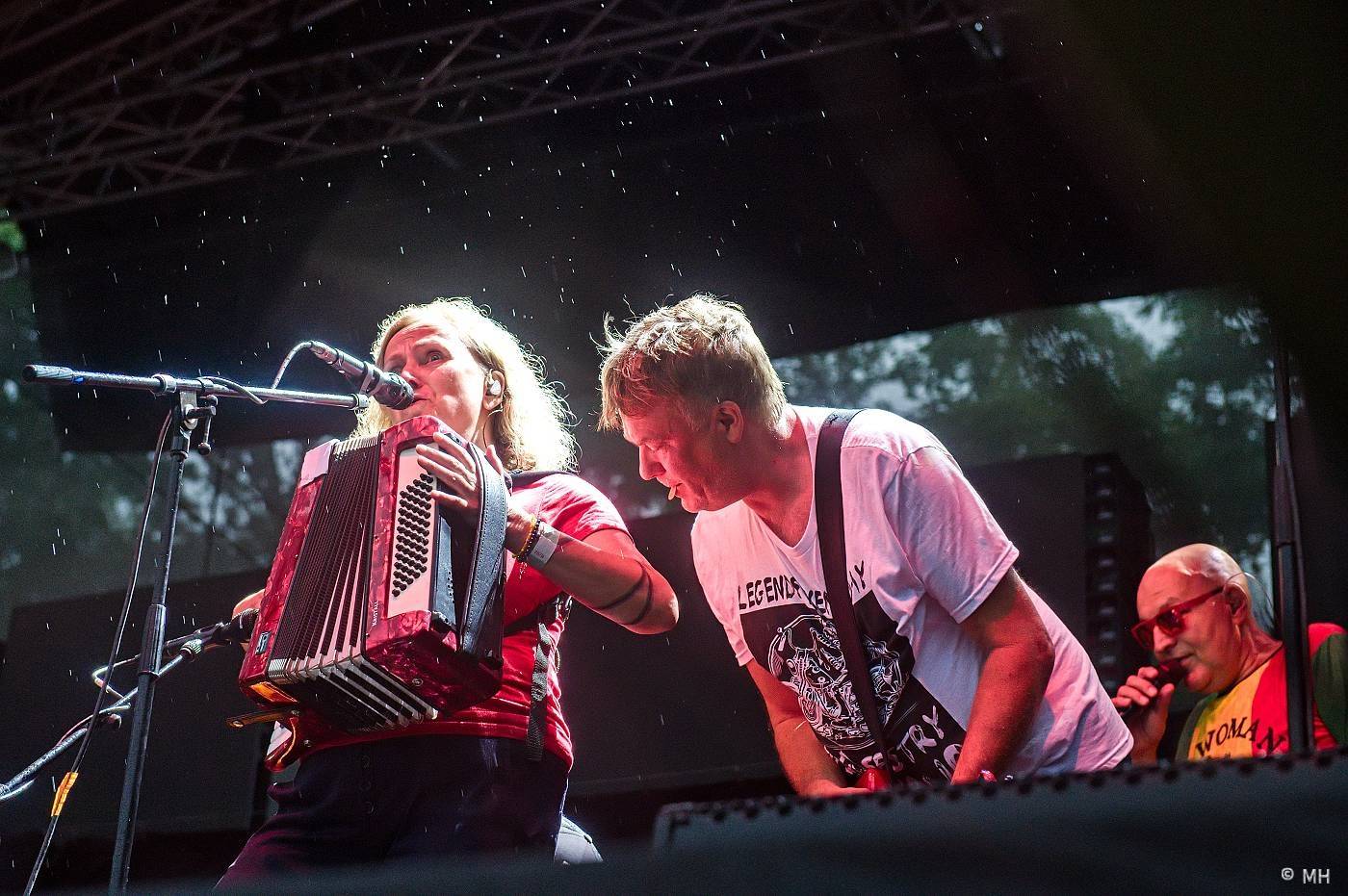 Vyprodaný Pekelný ostrov hostil Dymytry, Alkehol, Tři sestry, Vypsanou fiXu nebo Škwor