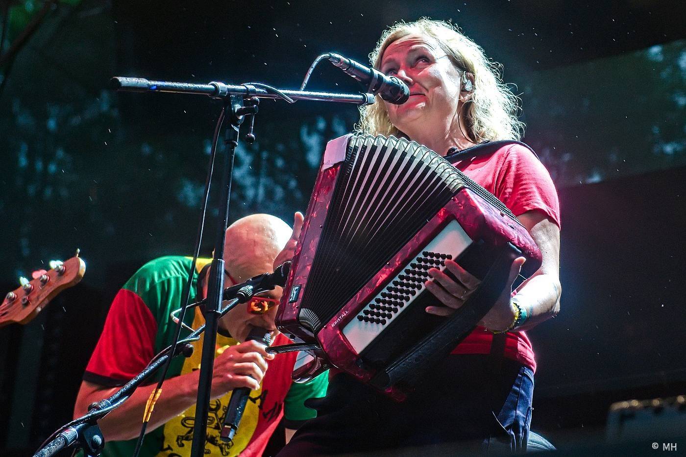 Vyprodaný Pekelný ostrov hostil Dymytry, Alkehol, Tři sestry, Vypsanou fiXu nebo Škwor