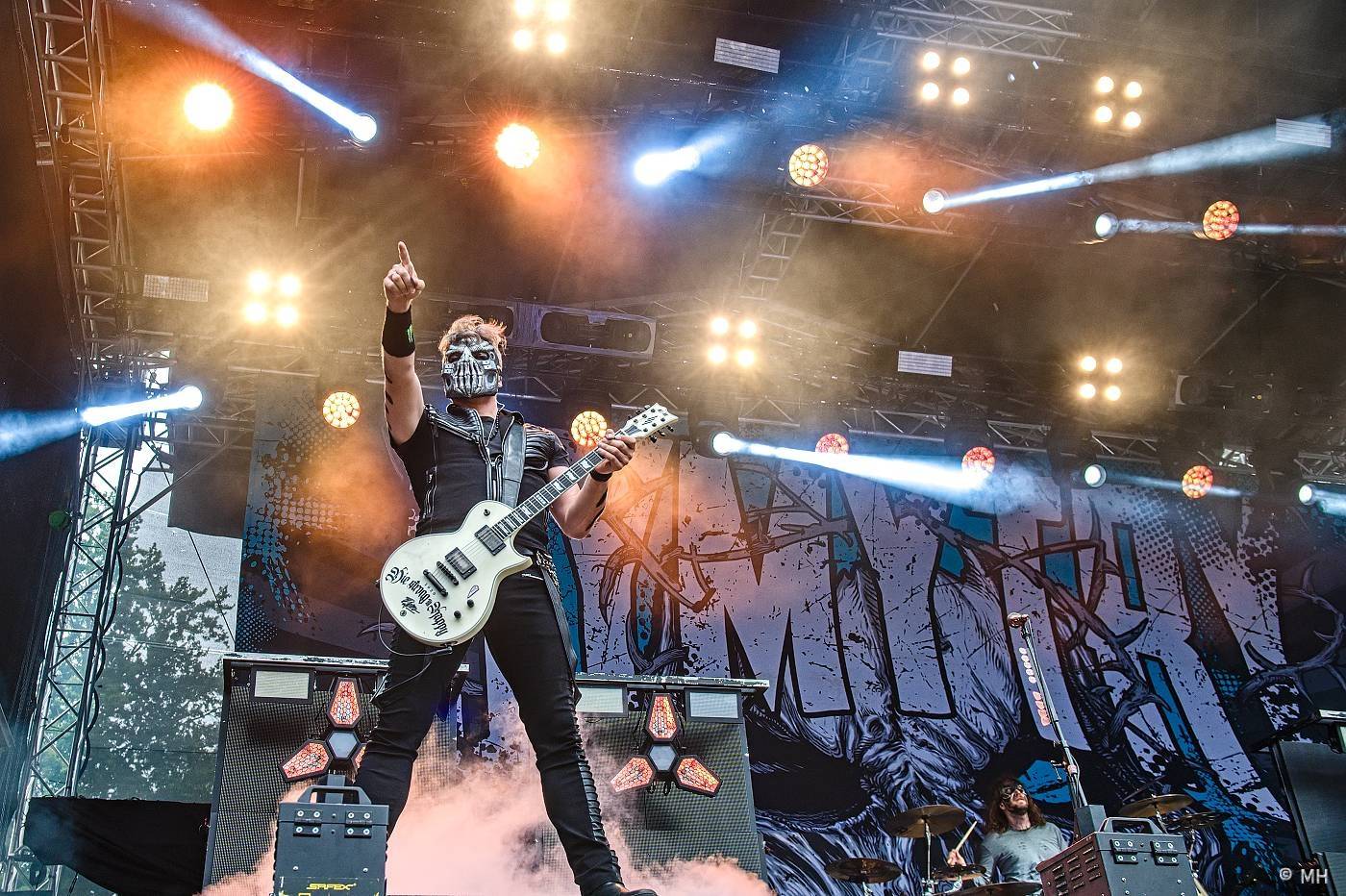 Vyprodaný Pekelný ostrov hostil Dymytry, Alkehol, Tři sestry, Vypsanou fiXu nebo Škwor